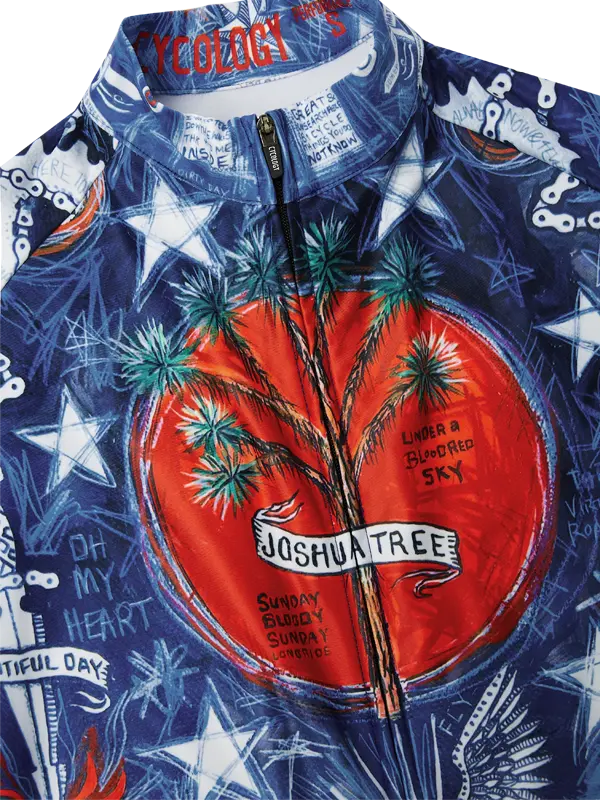 Buntes Radtrikot mit einem zentralen Design eines Baumes und Text auf blauem Hintergrund